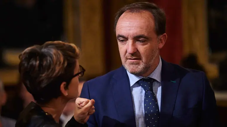 El presidente de UPN Javier Esparza y la presidenta del PSN María Chivite hablan durante un acto. MIGUEL OSÉS