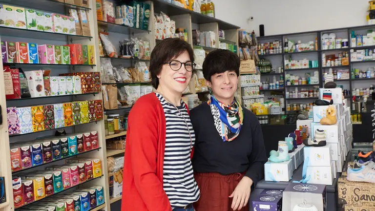 Uzuri García y Naiara Barace en la Ecotienda Gorosti, en la calle Paulino Caballero 14 de Pamplona. IÑIGO ALZUGARAY