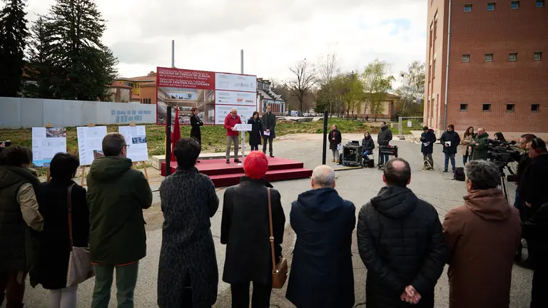 La presidenta del Gobierno de Navarra, María Chivite, y un representante de la UPNA, presiden el acto de inicio de las obras de la futura Facultad de Ciencias de la Salud de la Universidad Pública de Navarra. PABLO LASAOSA