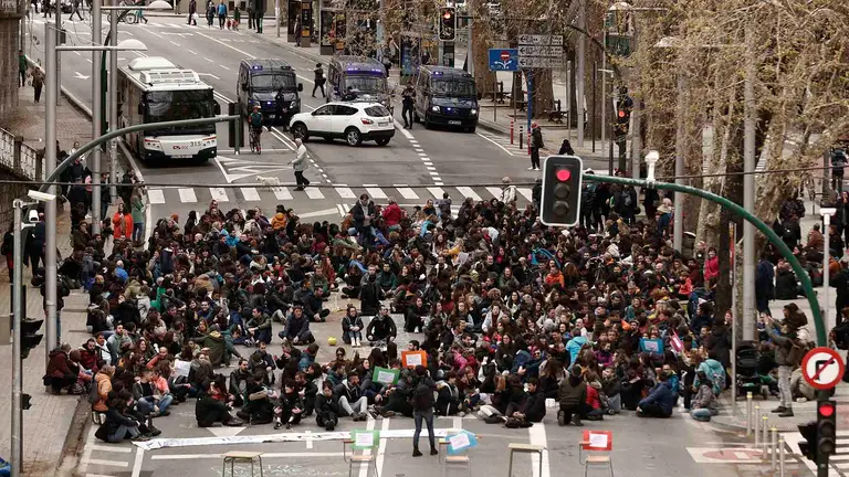 Jornada de huelga en la educación pública navarra convocada por los sindicatos LAB, Steilas, CCOO, ELA y UGT. EFE/ Jesús Diges
