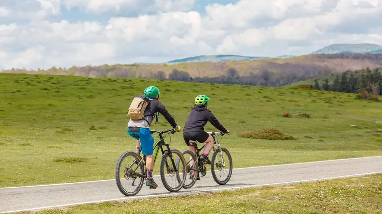 Imagen de archivo de unos ciclistas por el Parque Natural de Urbasa en Navarra. FRANCIS VAQUERO