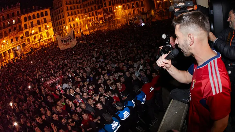Celebración de la clasificación de Osasuna para la final de la Copa del Rey, en la Plaza del Castillo de Pamplona. IÑIGO ALZUGARAY