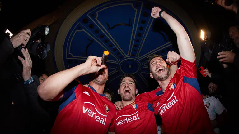 Celebración de la clasificación de Osasuna para la final de la Copa del Rey, en la Plaza del Castillo de Pamplona. IÑIGO ALZUGARAY