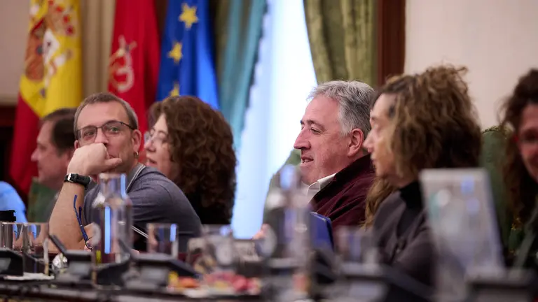 Joseba Asirón durante el pleno del Ayuntamiento de Pamplona. PABLO LASAOSA