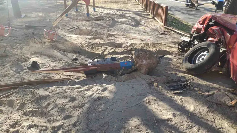 Un conductor drogado se estampa contra un parque infantil en Lleida. GUARDIA URBANA LLEIDA