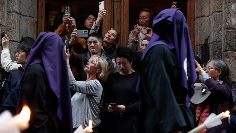 Las calles del Casco Viejo de Pamplona se han llenado este viernes para acompañar a la procesión del Santo Entierro, el plato fuerte de la Semana Santa. Miles de personas esperaban desde una hora antes a los pasos de la Hermandad de la Pasión, que han recorrido las calles de la capital navarra en una tarde en la que el tiempo ha favorecido la presencia del público. En Pamplona, el acto está organizado por la Hermandad de la Pasión, propietaria de 12 de los 13 pasos de los que consta el cortejo, cerrado por el único de propiedad del Ayuntamiento de Pamplona, el de la Dolorosa, de gran devoción y que protagoniza su propio momento cuando, finalizada la procesión, es trasladado en solitario a la iglesia de San Lorenzo, donde se venera todo el año. EFE/ Jesús Diges