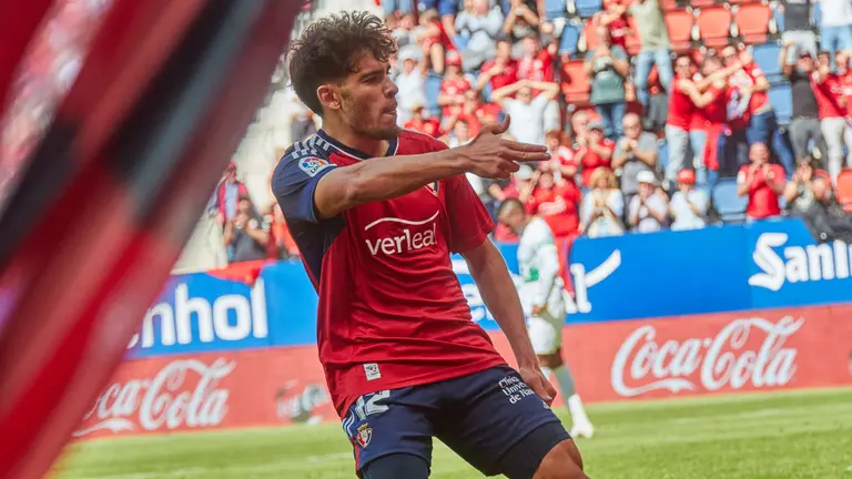 Los jugadores de Osasuna celebran un gol de Ez Abde (2-1) durante el partido de la Liga Santander entre CA Osasuna y Elche CF disputado en el estadio de El Sadar en Pamplona. IÑIGO ALZUGARAY