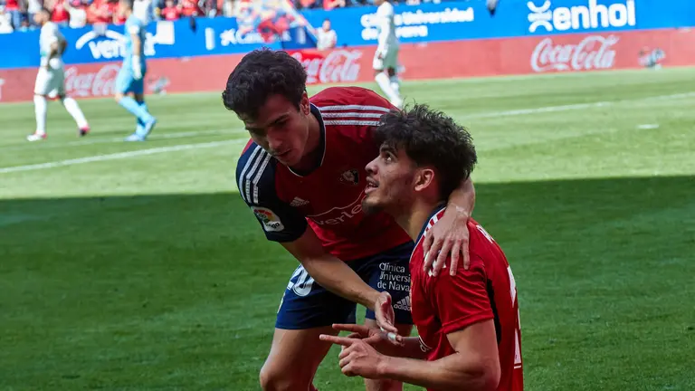 Los jugadores de Osasuna celebran un gol de Ez Abde (2-1) durante el partido de la Liga Santander entre CA Osasuna y Elche CF disputado en el estadio de El Sadar en Pamplona. IÑIGO ALZUGARAY