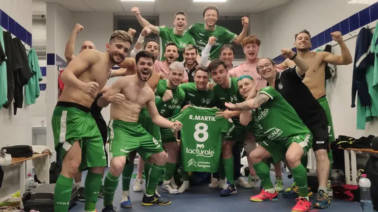 Los jugadores de Imanol Arregui celebran la victoria en Valdepeñas. @CDXOTA.