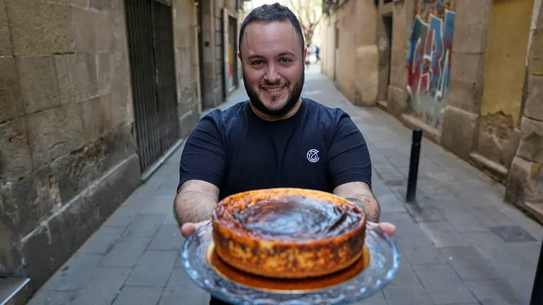 Jon García, el ingeniero aeronáutico a manos de Jon Cake que vende 2.000 tartas de queso a la semana. EFE / Alejandro García
