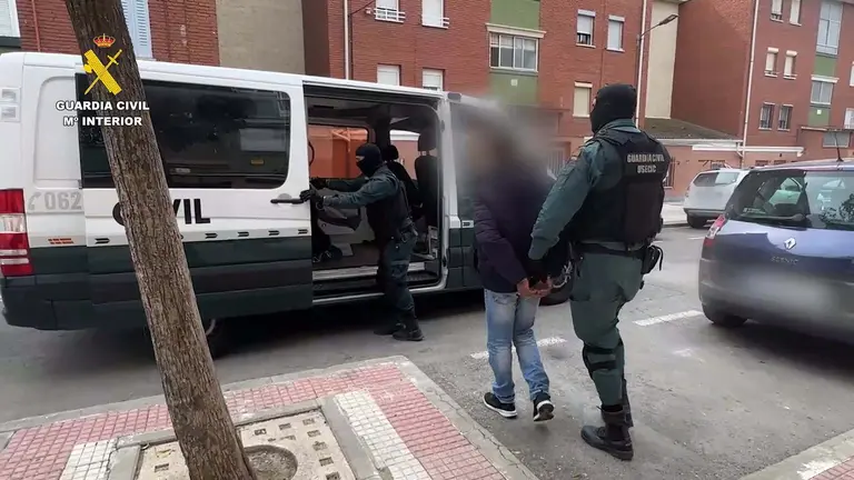 Imagen de la detención de una persona por la falsificación de permisos de conducir. GUARDIA CIVIL