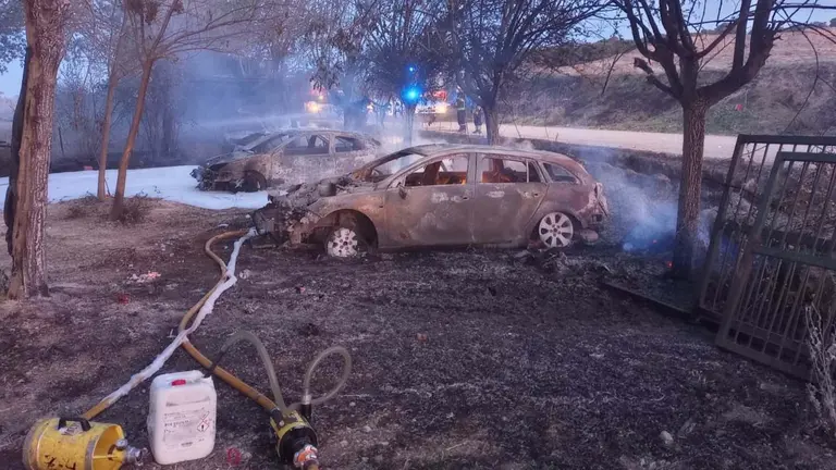 Vehículos afectados en el incendio de Cascante. BOMBEROS DE NAVARRA