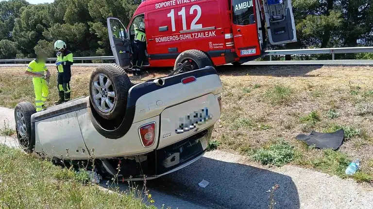 Turismo volcado en la AP-15. BOMBEROS DE NAVARRA