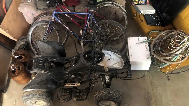 Durante el registro se localizaron veinticuatro evidencias cuya procedencia era de origen sospechoso, y que pudieran estar relacionadas con los hechos investigados. POLICÍA FORAL