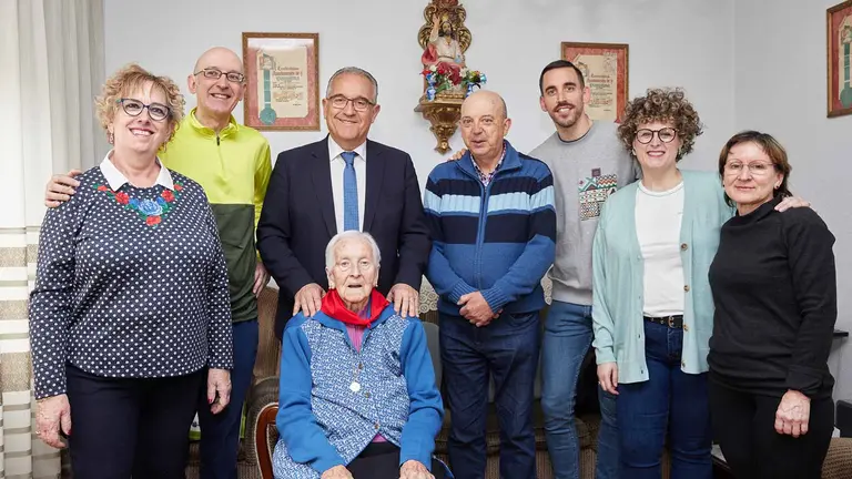 El alcalde Enrique Maya homenajea en su centésimo cumpleaños a Benita Plaza Fernández de las Heras. AYUNTAMIENTO DE PAMPLONA