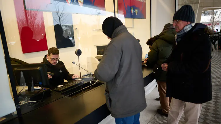 Colas en el estadio de El Sadar para la venta de las entradas para los cuartos de final de la Copa del Rey que disputará Osasuna ante el Sevilla. PABLO LASAOSA