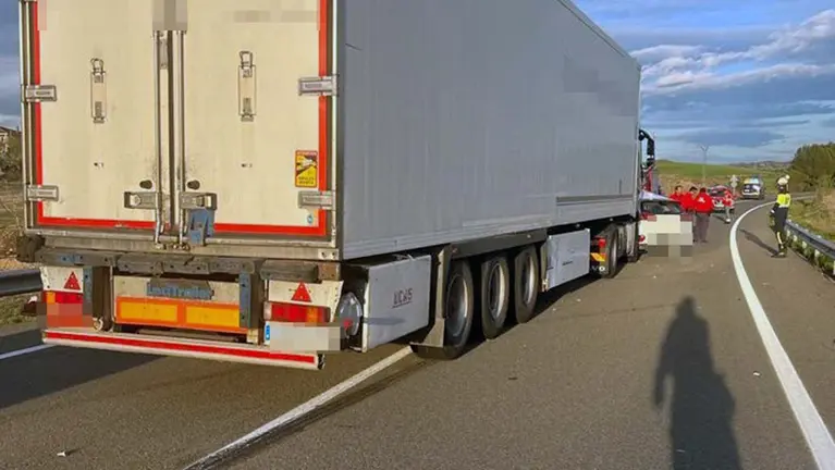 Muere una persona en Navarra en un terrible choque entre un coche y un camión en Los Arcos. POLICÍA FORAL