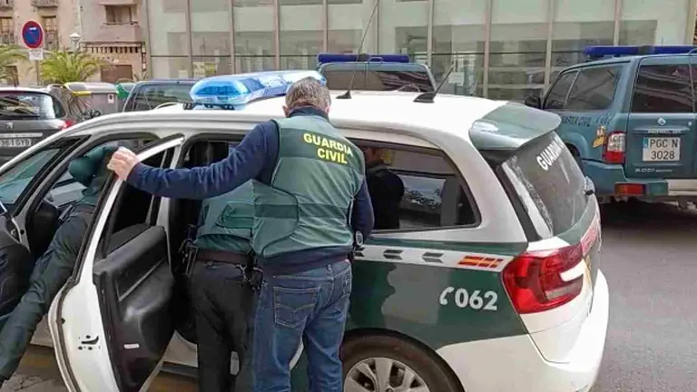 Momento en el que la Guardia Civil sube al coche patrulla al detenido en Cabanillas. GUARDIA CIVIL