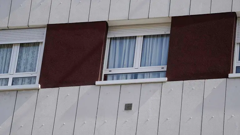 na mujer de unos 45 años se ha precipitado con su hija de siete años en los brazos desde el quinto piso de un edificio situado en la avenida de Los Telares de Avilés, lo que ha obligado al ingreso de ambas en centros hospitalarios de la ciudad y de Oviedo. La niña ha sido ingresada en el Hospital Universitario de San Agustín de Avilés (HUSA) con alguna fractura, mientras que la madre, que al parecer tenía problemas con su expareja relacionados con la custodia de la menor, ha tenido que ser trasladada al Hospital Universitario Central de Asturias (HUCA), en Oviedo, con lesiones graves. En la imagen, una ventana del edificio. EFE/ Paco Paredes