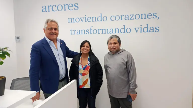 El presidente de la Confederación Empresarial Navarra (CEN), Juan Miguel Sucunza, con Jaazeal Estelou Jakosalem, presidente de Arcores Internacional, y Ana Marín, directora técnica de Arcores Venezuela. CEN