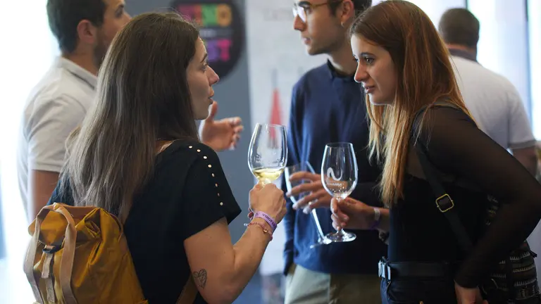 Inauguración de la décima edición de Vinofest Navarra en Pamplona con la presencia de 22 bodegas que ofrecen sus novedades a los asistentes en Baluarte. IÑIGO ALZUGARAY