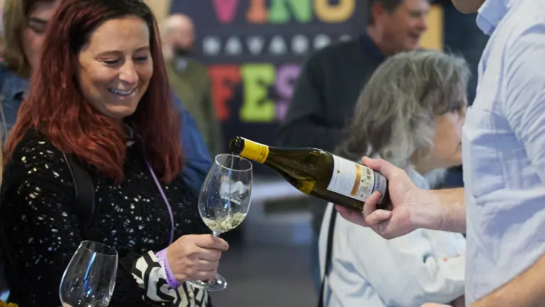 Inauguración de la décima edición de Vinofest Navarra en Pamplona con la presencia de 22 bodegas que ofrecen sus novedades a los asistentes en Baluarte. IÑIGO ALZUGARAY