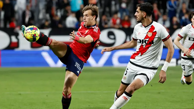El defensa del Rayo Vallecano Catena (d) disputa un balón con el defensa del CA Osasuna Pablo Ibáñez durante el partido de la Jornada 29 de LaLiga Santander que Rayo Vallecano y CA Osasuna disputan en el Campo de Fútbol de Vallecas, este viernes. EFE/ Juanjo Martin