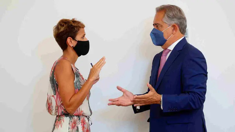 La presidenta del Gobierno de Navarra, María Chivite, y el presidente de la CEN, Juan Miguel Sucunza. EFE/Villar López