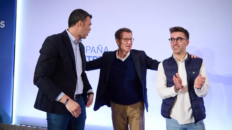 El presidente del Partido Popular, Alberto Núñez Feijóo, participa en un acto del PP de Navarra junto al candidato del PP a la Alcaldía del Cintruénigo, Marcos Navascues, y el presidente del PPN, Javier García. PABLO LASAOSA