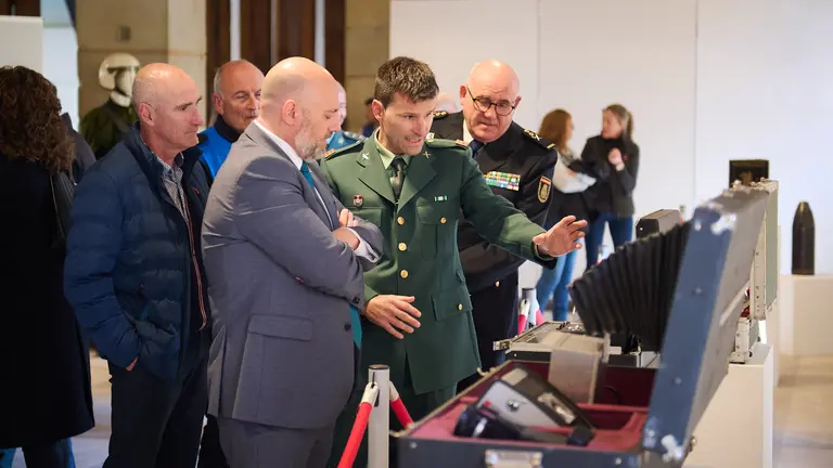 El delegado del Gobierno en Navarra, José Luis Arasti, y el coronel jefe de la zona de Navarra de la Guardia Civil, José Santiago Martín, participan en la inauguración de la exposición conmemorativa del 50º aniversario del Servicio de Desactivación de Explosivos de la Guardia Civil. PABLO LASAOSA