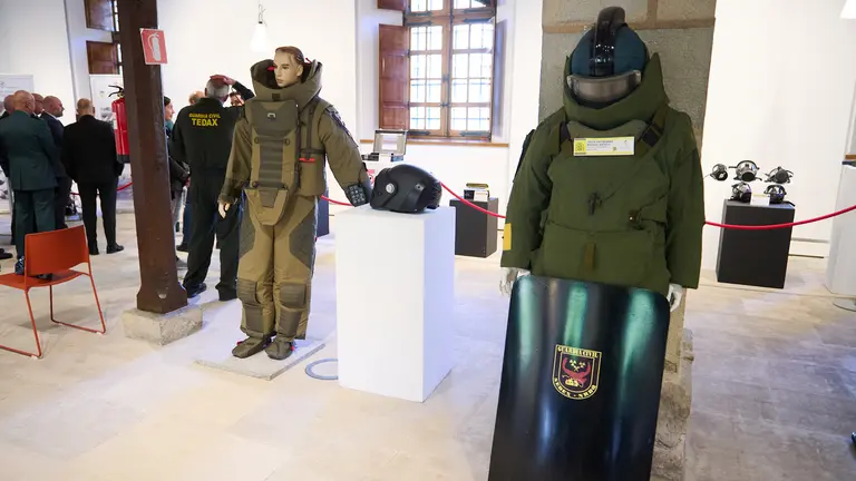 El delegado del Gobierno en Navarra, José Luis Arasti, y el coronel jefe de la zona de Navarra de la Guardia Civil, José Santiago Martín, participan en la inauguración de la exposición conmemorativa del 50º aniversario del Servicio de Desactivación de Explosivos de la Guardia Civil. PABLO LASAOSA