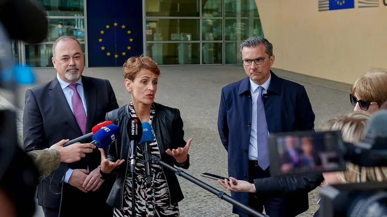 La presidenta de Navarra, María Chivite (c), acompañada de Roberto Lanaspa (i), vicepresidente de KWD Automotive AG&Co.KG, y Michael Hobusch presidente y director de Fábrica Volkswagen Navarra, entre otros, en rueda de prensa tras un encuentro con Mark Nicklas, jefe de Unidad Ecosystems IV: Mobility & Energy Intensive Industries de la Comisión Europea, este martes en Bruselas. EFE/ Horst Wagner