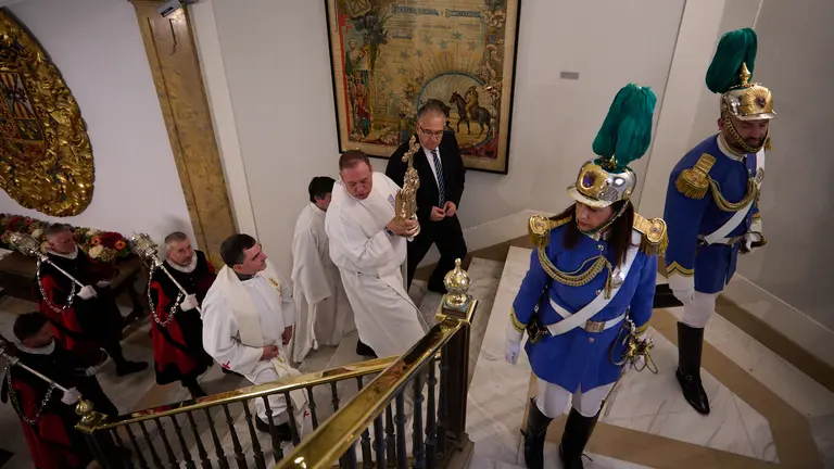El Ayuntamiento de Pamplona recibe la imagen del Ángel de Aralar en su recorrido por Navarra en 2023. PABLO LASAOSA