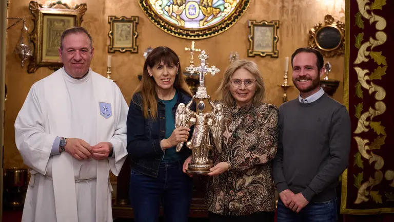 El Ayuntamiento de Pamplona recibe la imagen del Ángel de Aralar en su recorrido por Navarra en 2023. PABLO LASAOSA