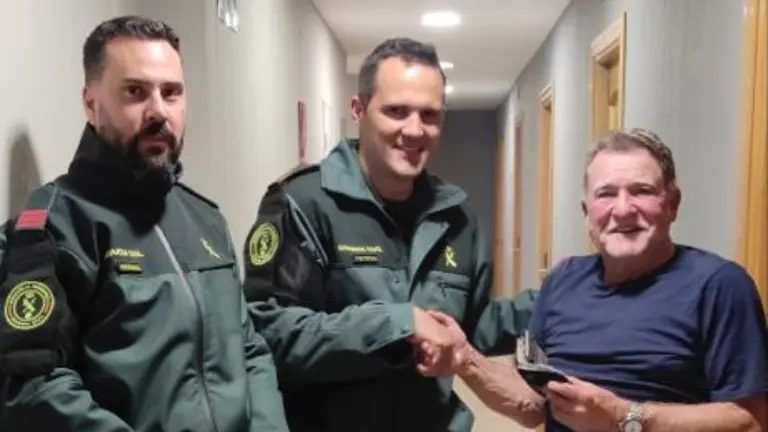 Agentes de la Guardia Civil devuelven la cartera a un peregrino que la había extraviado. GUARDIA CIVIL