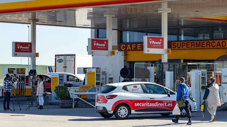 Gasolinera donde ha fallecido un policía nacional tiroteado tras abrir fuego contra los agentes que querían detenerlo. TOMÁS ALONSO / EUROPA PRESS