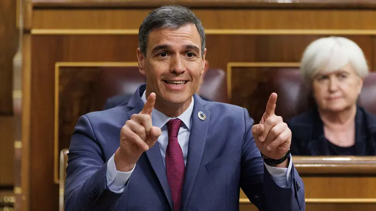 El presidente del Gobierno, Pedro Sánchez, interviene durante una sesión plenaria en el Congreso de los Diputados, a 19 de abril de 2023, en Madrid (España). Durante el pleno del Congreso, el presidente del Gobierno ha informado sobre los últimos Consejos Europeos, la reunión de alto nivel con Marruecos y la situación de Ucrania tras un año del inicio de la guerra. El pleno se produce después de que el PSOE tenga atada la reforma de la ley del 'solo sí es sí' gracias al apoyo del PP y con el rechazo de su socio de coalición, Unidas Podemos.
19 ABRIL 2023;PLENO;SESIÓN PLENARIA;SESIÓN DE CONTROL;CONGRESO;HEMICICLO;DIPUTADOS;
Eduardo Parra / Europa Press
19/4/2023