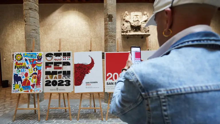 Presentación de las diez obras finalistas del Concurso de Carteles de San Fermín 2023, en el Palacio del Condestable de Pamplona. IÑIGO ALZUGARAY
