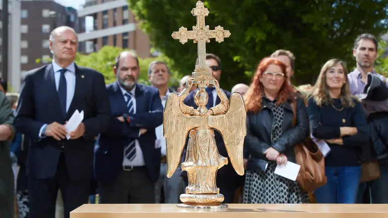 El Tribunal Superior de Justicia de Navarra recibe al Ángel de Aralar en la plaza Juez Elio, a las puertas del Palacio de Justicia de Navarra. IÑIGO ALZUGARAY