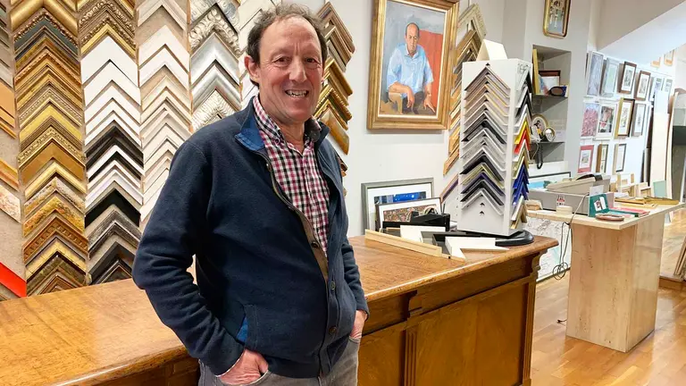 Iñaki Mendoza en su tienda de cuadros de la calle Estafeta en Pamplona. Navarra.com