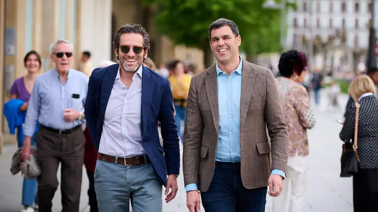 El portavoz de campañay vicepresecretario de Cultura y Sociedad Abierta del PP, Borja Sémper, y el presidente del PPN, Javier García, en Pamplona. PABLO LASAOSA