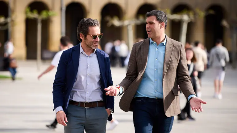 El portavoz de campañay vicepresecretario de Cultura y Sociedad Abierta del PP, Borja Sémper, y el presidente del PPN, Javier García, en Pamplona. PABLO LASAOSA