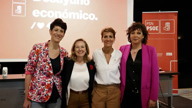 La secretaria general del PSN-PSOE, María Chivite (2d), la responsable de política fiscal y económica de la Comisión Ejecutiva Regional del PSN-PSOE, Elma Saiz (i), la vicepresidenta primera y ministra de Economía y Transformación Digital del Gobierno de España, Nadia Calviño (2d), y la parlamentaria del PSN Ainhoa Unzu (d), presentan este viernes en Pamplona en un desayuno económico las propuestas económicas que recoge el programa electoral. EFE/ Jesús Diges