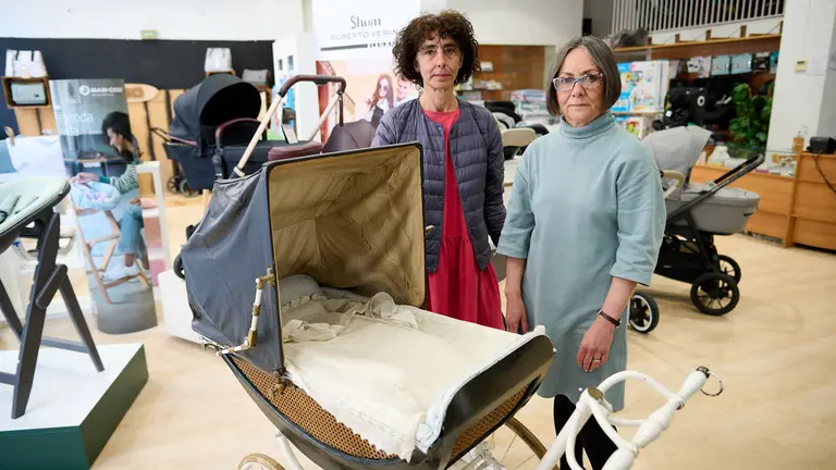 Las hermanas Gabriela y Maite Pérez Andonegui en Cochecitos Pérez, en la calle Amaya 33. PABLO LASAOSA