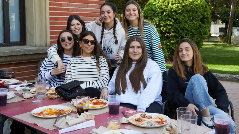 Estudiantes de la UPNA "calientan motores" en el botellón del parque de la Medialuna antes de acudir a la Carpa Universitaria de Primavera 2023 en Pamplona. IÑIGO ALZUGARAY