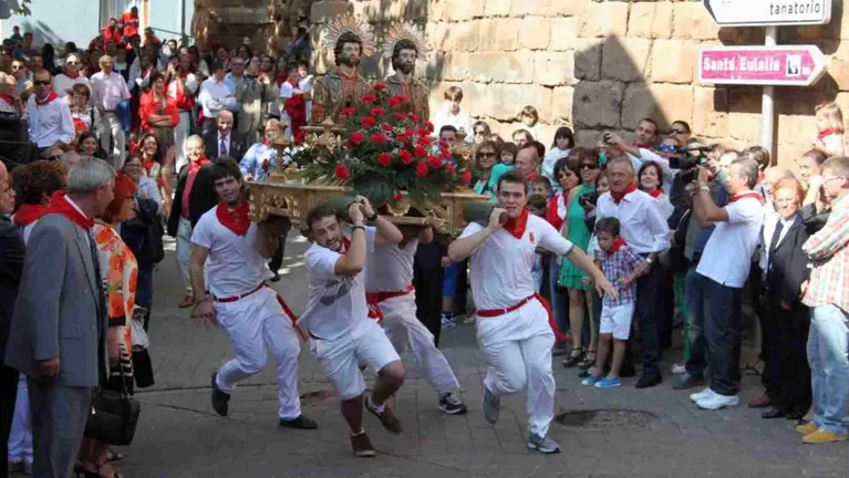 El Robo de los Santos de Arnedo. Una cuadrilla de Andosilla intenta 'robar' las imágenes de San Cosme y San Damián. CEDIDA