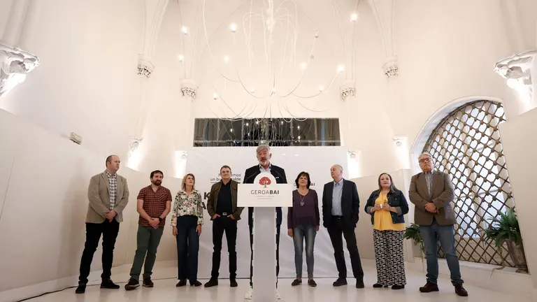 Presentación de la lista de Geroa Bai al Ayuntamiento de Pamplona, con la presencia del cabeza de lista Koldo Martínez (d). EFE/ Jesús Diges