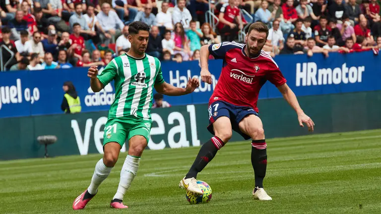 Ayoze Pérez (21. Real Betis) y Jon Moncayola (7. CA Osasuna) durante el partido de la Liga Santander entre CA Osasuna y Real Betis disputado en el estadio de El Sadar en Pamplona. IÑIGO ALZUGARAY