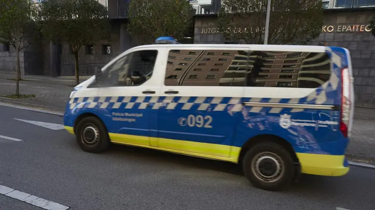 Un furgón de Policía Municipal de Pamplona pasa por delante de la puerta del Juzgado de Guardia de Pamplona. ARCHIVO