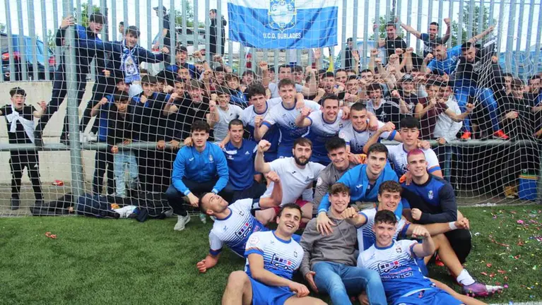 Afición y jugadores del Burladés celebran la salvación en la última jornada de liga. @ucdburlades